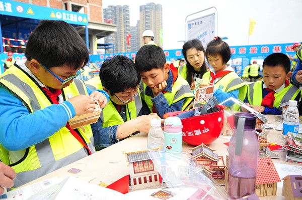 中建二局三公司华侨城项目社会公众开放日小学生快乐体验安全智慧“城堡”