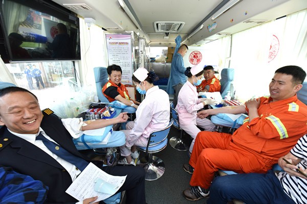 青岛港团委联合青岛市中心血站开展无偿献血公益活动  