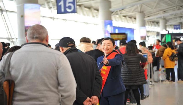 青岛机场推出“夕阳情”敬老乘机服务   助力老年旅客“反向春运”