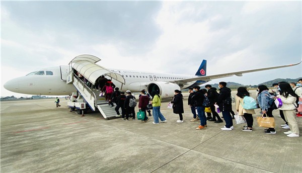 青岛航空硬核助力复工复产  75名务工人员顺利包机返青