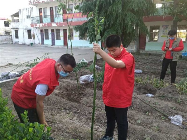 去年创办三个爱心流动书屋，今年又建两个学校香樟树园。 漯河这个11岁男孩不简单