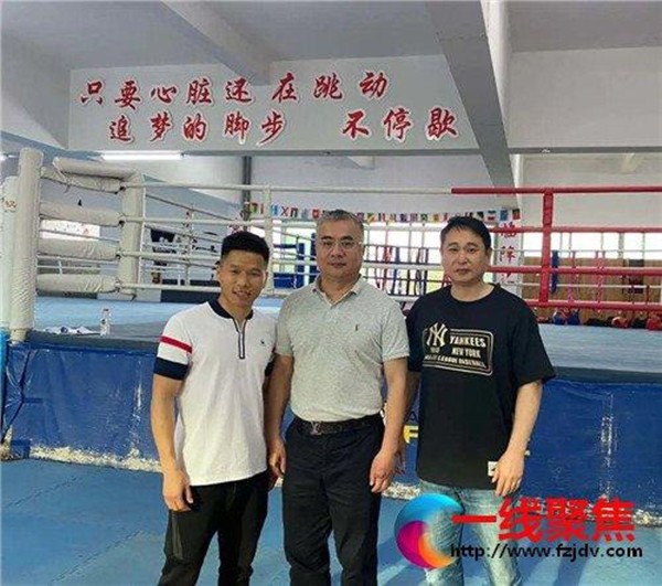 世界冠军吕斌回访体校，指导拳击队运动员训练