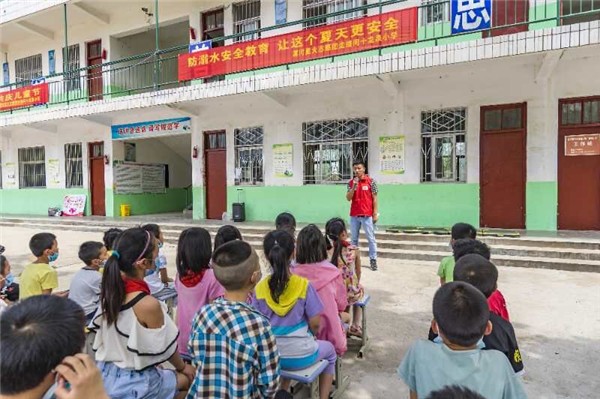 防溺水安全教育  让这个夏天更安全 ——河南漯河星火志愿团走进问十龙泉小学