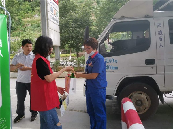 贵州思南：青年志愿者开展烈日送清凉送文明活动