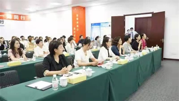 青岛西海岸新区妇联举办金融服务女企业家政策培训