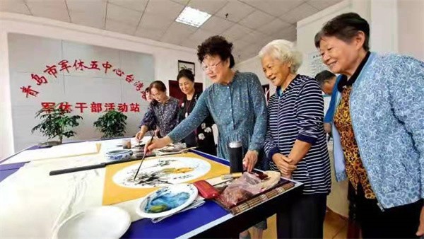  青岛牡丹书画艺术研究院重阳节开展敬老书画活动
