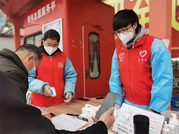 四川南江县青年志愿者高速路口防线牢 志愿服务保平安