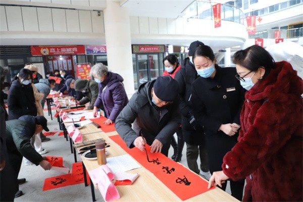 陕西省汉中市书画家挥毫泼墨给市民送春联送祝福