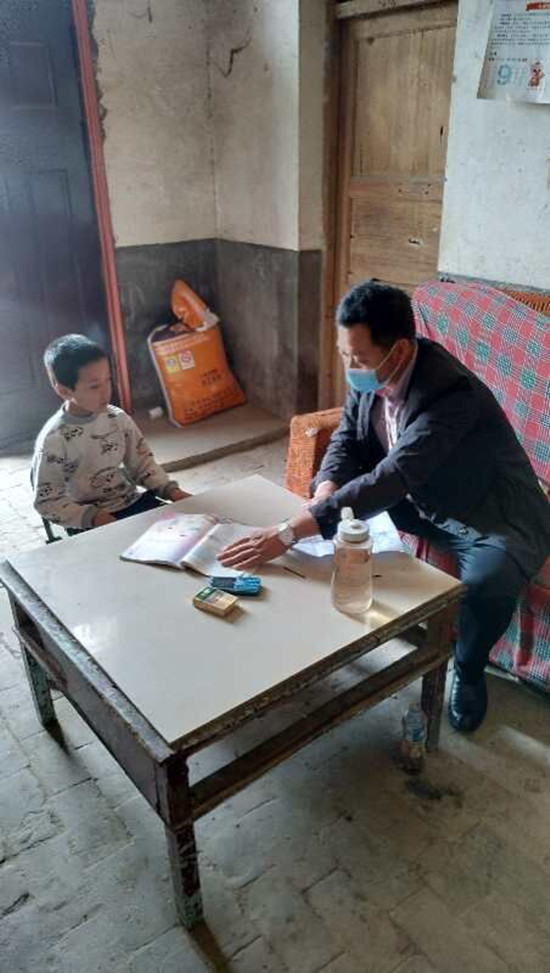 河南漯河市源汇区问十龙泉小学积极开展扶贫家访活动