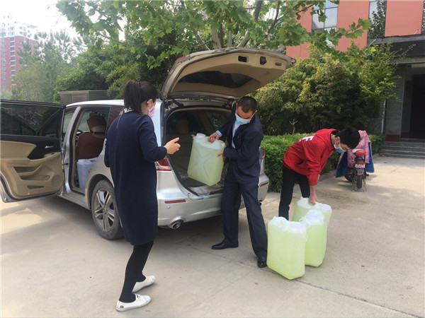 河南商丘工学院机械工程学院学生张晋哲向学校捐赠抗疫物资