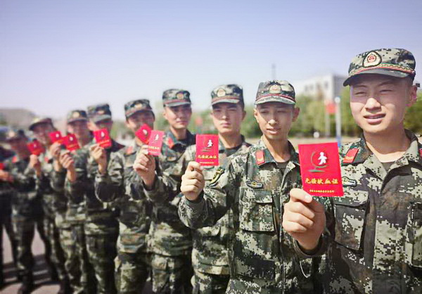 武警青海总队训练基地组织120名武警官兵无偿献血