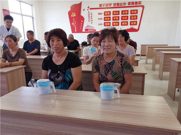 平度市仁兆镇卫生院志愿者在“小雨滴”公益课堂为居民送健康知识 