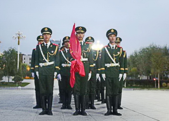 武警青海总队新兵团升旗仪式：五星红旗 我为你自豪
