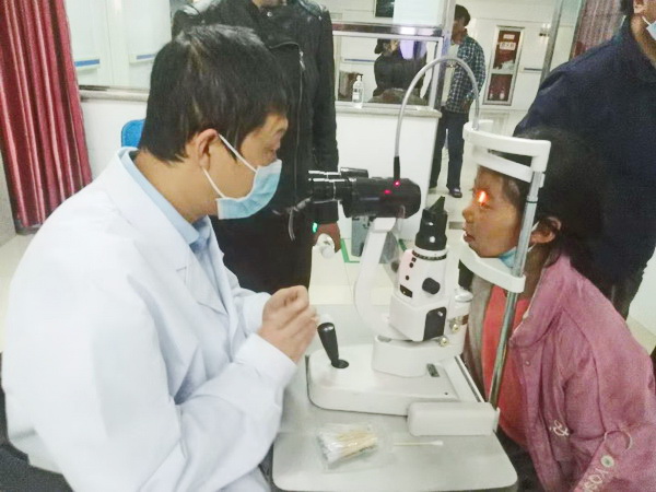 感谢“曼巴”给我们送来了光明——记西宁市第一医疗集团眼科专家“光明行动”
