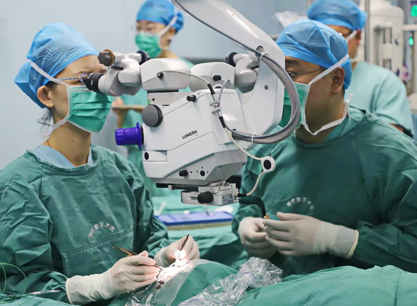 西宁市第一医疗集团总院成功实施青海省首例人工玻璃体球囊植入手术