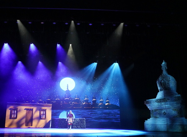 原创音乐剧《卓玛姑娘》在玉树大剧院举行