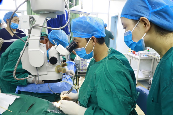 爱洒高原！西宁市一医院眼科专家走进黄南--35名眼疾患者从“黑暗”走向“光明”