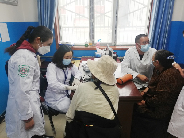 西宁市第一医疗集团总院专家义诊团队走进玉树