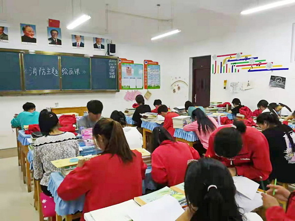 青海省化隆县千名学生童心绘消防让安全理念深入人心