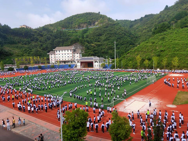 贵州剑河：民族中学三千学生踩鼓祝福教师节！