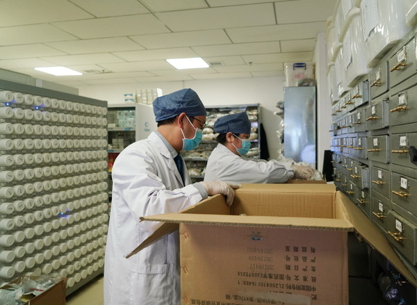 袋袋中药 片片爱心——西宁市第一人民医院中药制剂持续助力疫情防控一线。