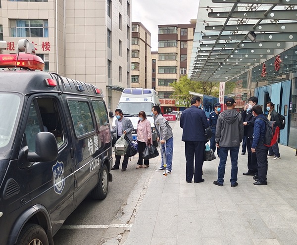 “疫”常时期 温暖患者回家路——西宁市第一人民医院送患者回家体现服务温度