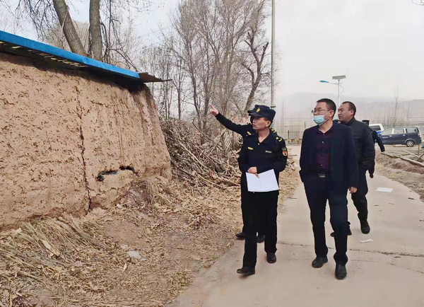 青海省平安区开展铁路沿线环境整治 共筑干净整洁安全长廊