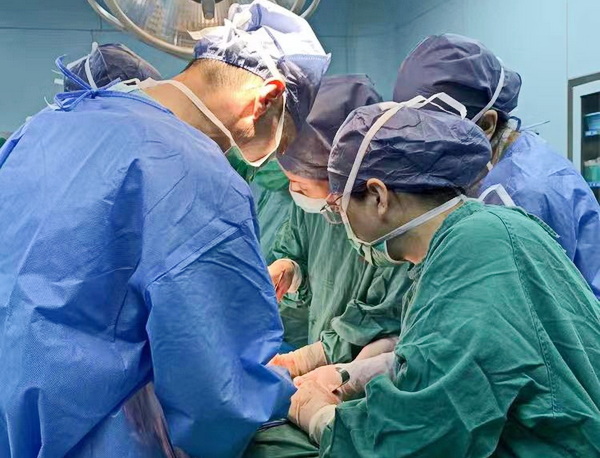 西宁市第一人民医院妇科在多学科联合诊疗（MDT）团队协助下完成一例盆腔重度粘连患者的全子宫+双侧附件切除术