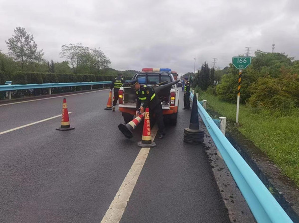 贵州：客车故障27名乘客被困 交通执法人员紧急救助